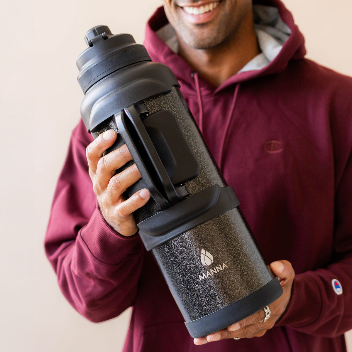 4l-titan-bottle-135-oz-m8 5Manna_Website_Lifestyles-29.jpg